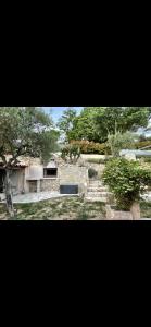 a view of a garden with a building and trees at Magnifique Haut de Villa piscine et BBQ proche Cassis, La Ciotat, Circuit Castellet in Cuges-les-Pins