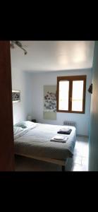 a bedroom with a bed and two windows at Magnifique Haut de Villa piscine et BBQ proche Cassis, La Ciotat, Circuit Castellet in Cuges-les-Pins +3 photos