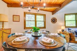 Φωτογραφία από το άλμπουμ του Traditional Blakeslee Chalet Deck and Lake Access! σε Blakeslee