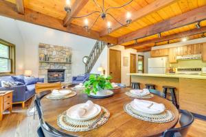 Φωτογραφία από το άλμπουμ του Traditional Blakeslee Chalet Deck and Lake Access! σε Blakeslee