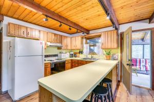 Φωτογραφία από το άλμπουμ του Traditional Blakeslee Chalet Deck and Lake Access! σε Blakeslee +37 φωτογραφίες