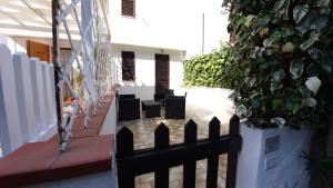 una scala con una sedia nera davanti a un edificio di Marcelli Guest House a Numana