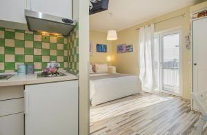 uma cozinha e um quarto com uma cama num quarto em Apartments Prgomet em Makarska