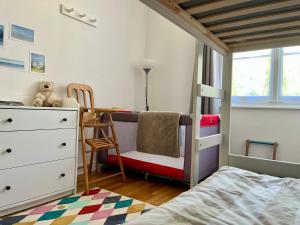 een slaapkamer met een bed, een dressoir en een stapelbed bij Joli appartement au cœur de Lisieux avec vue sur la Cathédrale in Lisieux