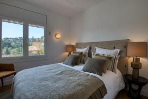 Un dormitorio con una cama grande con una ventana grande. en Bon Repos, en Pals 30 fotos más