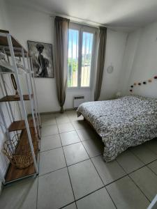 1 dormitorio con cama, escalera y ventana en Appartement de charme avec terrasse, en Toulon