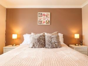 sypialnia z dużym łóżkiem z 2 lampami w obiekcie 23 Brandeston Close w mieście Sudbury