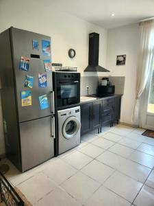 cocina con nevera y lavadora en Appartement de charme avec terrasse, en Toulon