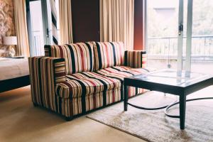 Ruang duduk di The Parkview Hotel