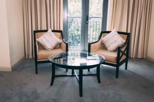 Ruang duduk di The Parkview Hotel