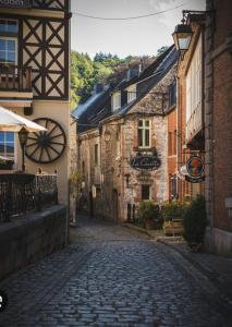 a cobblestone street in an old town with buildings at Au chant des oiseaux in Rochefort