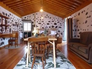 a living room with a table and a couch at Casa da Lavadia in Canto da Areia