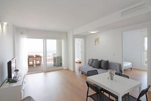 Posedenie v ubytovaní Global Properties, Apartamento con terraza y vistas al mar