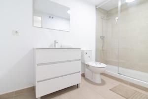 Kúpeľňa v ubytovaní Global Properties, Apartamento con terraza y vistas al mar