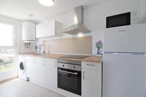 Kuchyňa alebo kuchynka v ubytovaní Global Properties, Apartamento con terraza y vistas al mar