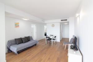 Posedenie v ubytovaní Global Properties, Apartamento con terraza y vistas al mar