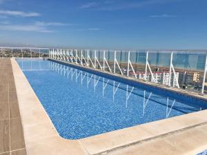 Bazén v ubytovaní Global Properties, Apartamento con terraza y vistas al mar alebo v jeho blízkosti