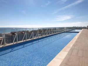 Bazén v ubytovaní Global Properties, Apartamento con terraza y vistas al mar alebo v jeho blízkosti