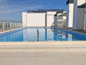 Bazén v ubytovaní Global Properties, Apartamento con terraza y vistas al mar alebo v jeho blízkosti