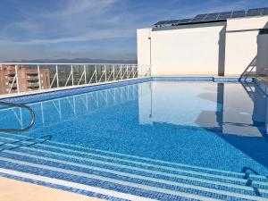 Bazén v ubytovaní Global Properties, Apartamento con terraza y vistas al mar alebo v jeho blízkosti