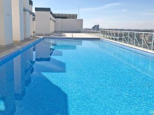 Bazén v ubytovaní Global Properties, Apartamento con terraza y vistas al mar alebo v jeho blízkosti