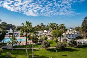 vista su un resort con piscina e palme di Allegro Agadir ad Agadir