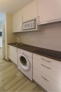 Una cocina o zona de cocina en APARTAMENTOS MAPAMUNDI
