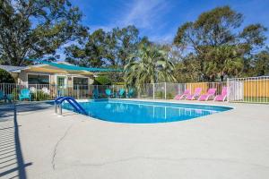 uma piscina com cadeiras cor-de-rosa e um escorrega em Foley Palms & OWA Resort / Pool em Foley