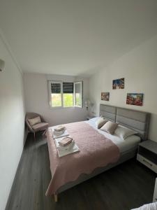 Cama o camas de una habitación en Apartments Rozarija