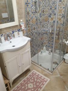 a bathroom with a shower and a sink at Il tempio di Medusa in Zepponami