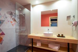 un bagno con lavandino e doccia di Allegro Agadir ad Agadir