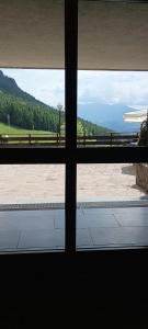 una vista desde una ventana de un aeropuerto en Casa Natura en Castione della Presolana