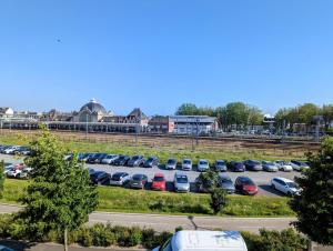 ein Parkplatz mit Autos, die darin geparkt sind in der Unterkunft Concept Appart'Hôtel - 202 in Saint-Brieuc