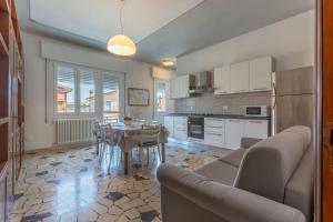 a kitchen and living room with a table and chairs at Cà Licio in Fiesso Umbertiano