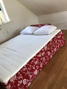 Postel nebo postele na pokoji v ubytování Joarsbo, Stuga 3, Klinten