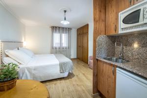 Habitación de hotel con cama y lavabo en Esera Room en Benasque