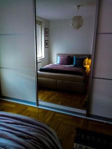 Postel nebo postele na pokoji v ubytování Udoban i moderan stan u Sarajevu.