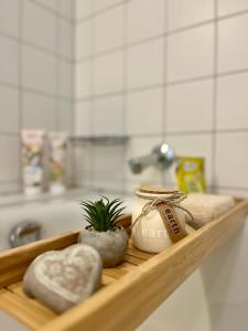 Ένα μπάνιο στο Ruhe & Zentral! 2-Zimmer Kaiser-CITY-Appartement mit Balkon und Smart-TV in der Kaiserstraße in Karlsruhe beim Europaplatz