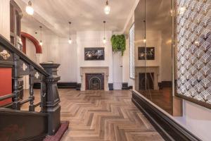 pasillo con chimenea y escalera en un edificio en The Pocklington - The New Walk Suite en Leicester