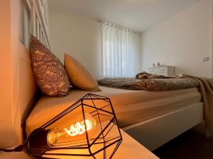 ein Schlafzimmer mit einem Bett mit einer Lampe in der Unterkunft Ruhe & Zentral! 2-Zimmer Kaiser-CITY-Appartement mit Balkon und Smart-TV in der Kaiserstraße in Karlsruhe beim Europaplatz in Karlsruhe