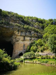 eine Höhle in einem Berg neben einem Fluss in der Unterkunft cocoon 52 m2 new, beautiful view castle and mountain in Foix