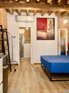 - une chambre avec un lit et une peinture murale dans l'établissement Old town Chioggia apartments, à Chioggia