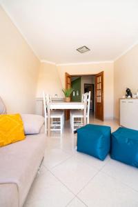 a living room with a couch and a table at Fantástico T2 AC Wi-FI e TV Cabo 2WC Toalhas e Lençóis in Altura