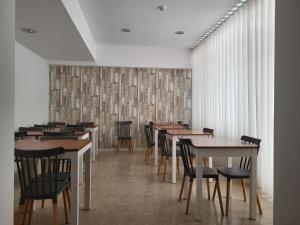 une rangée de tables et de chaises dans un restaurant dans l'établissement Hotel Ancora Mar, à Nazaré