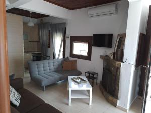 TV a/nebo společenská místnost v ubytování Seaside Villa Hatzi