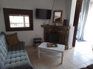 TV a/nebo společenská místnost v ubytování Seaside Villa Hatzi