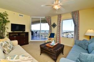 uma sala de estar com um sofá e uma televisão em Tilghman Resort Ocean View Paradise Aw Lazy River & Indoor Outdoor Pools em Myrtle Beach