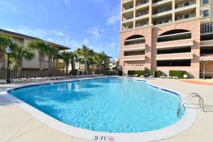 uma grande piscina em frente a um edifício em Tilghman Resort Ocean View Paradise Aw Lazy River & Indoor Outdoor Pools em Myrtle Beach