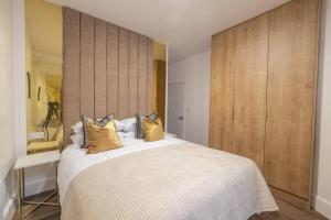 ein Schlafzimmer mit einem großen Bett mit zwei Kissen darauf in der Unterkunft The Pocklington - The Filbert Suite in Leicester