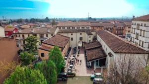 una vista aérea de una ciudad con edificios y coches en Residenza Villa Bella, en Mozzecane